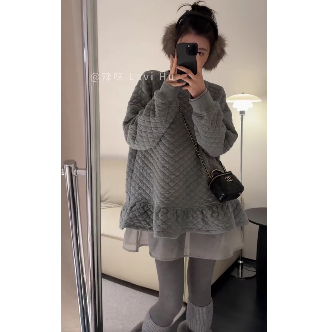 秋冬穿搭一整套女2026新款懒惰风宽松卫衣叠穿蕾丝衫鲨鱼裤三件套