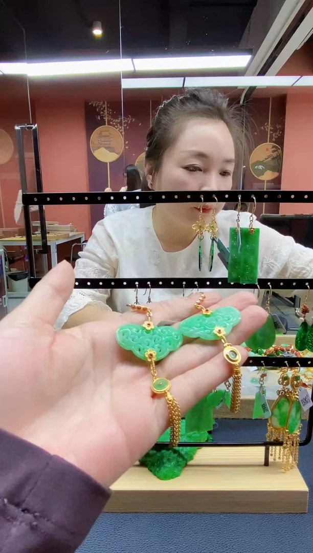 颈饰未镶嵌翡翠耳饰