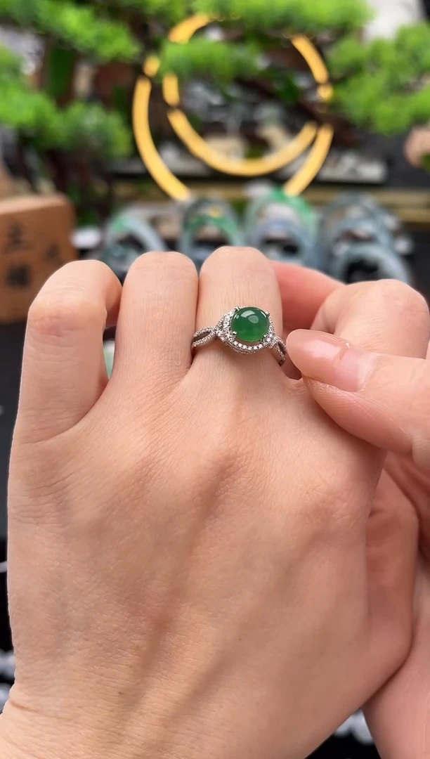 18K金镶嵌戒指翡翠戒指