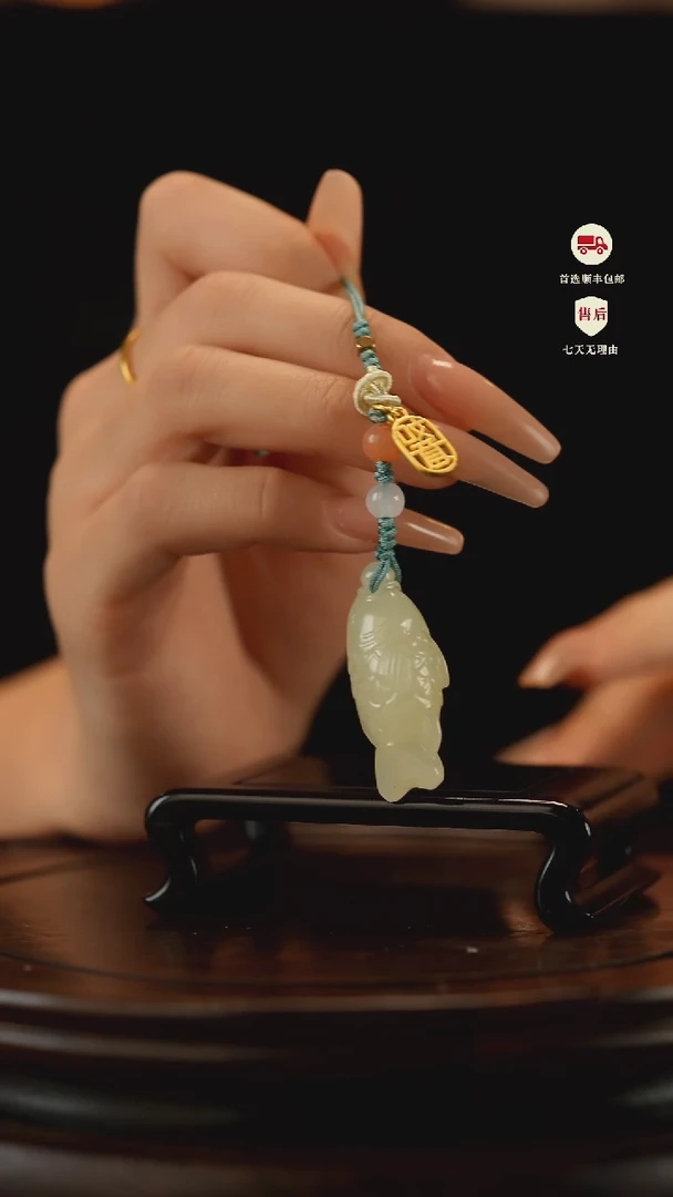 云南石竹叶青雕刻：锦鲤挂件
