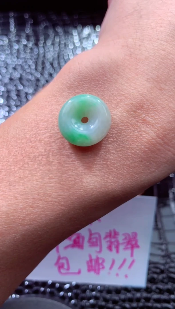 翡翠未镶嵌颈饰扣