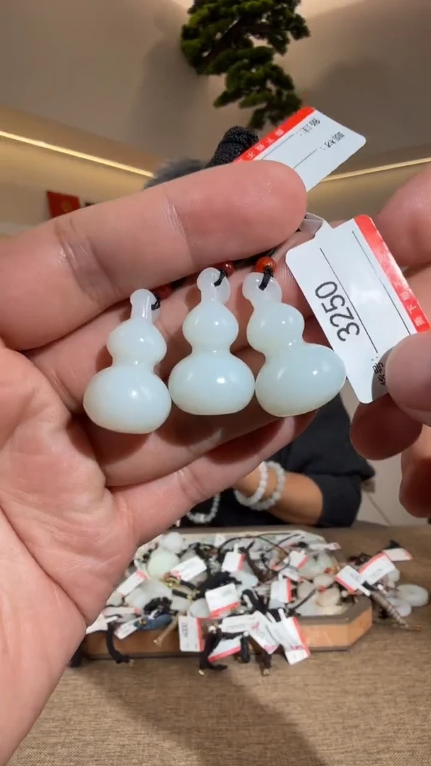 颈饰未镶嵌和田玉多样性发货发其中一件