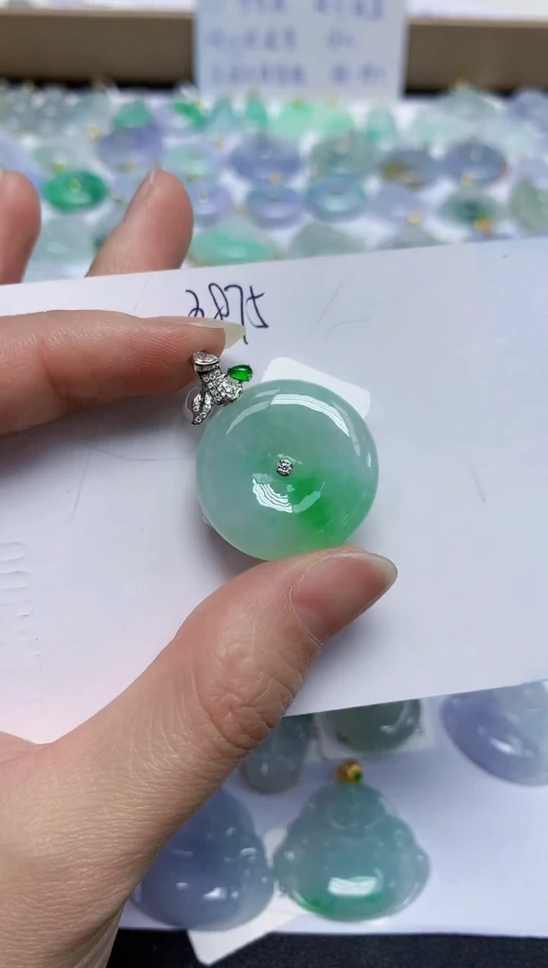 翡翠18K金镶嵌颈饰11111111111