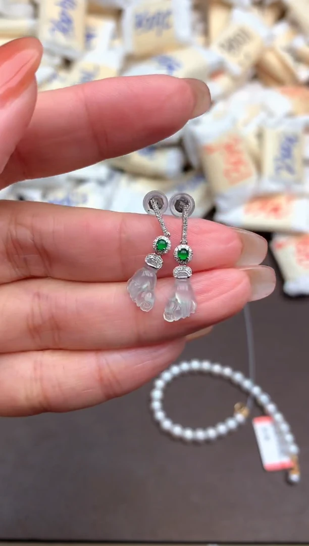 18K金镶嵌挂件翡翠一