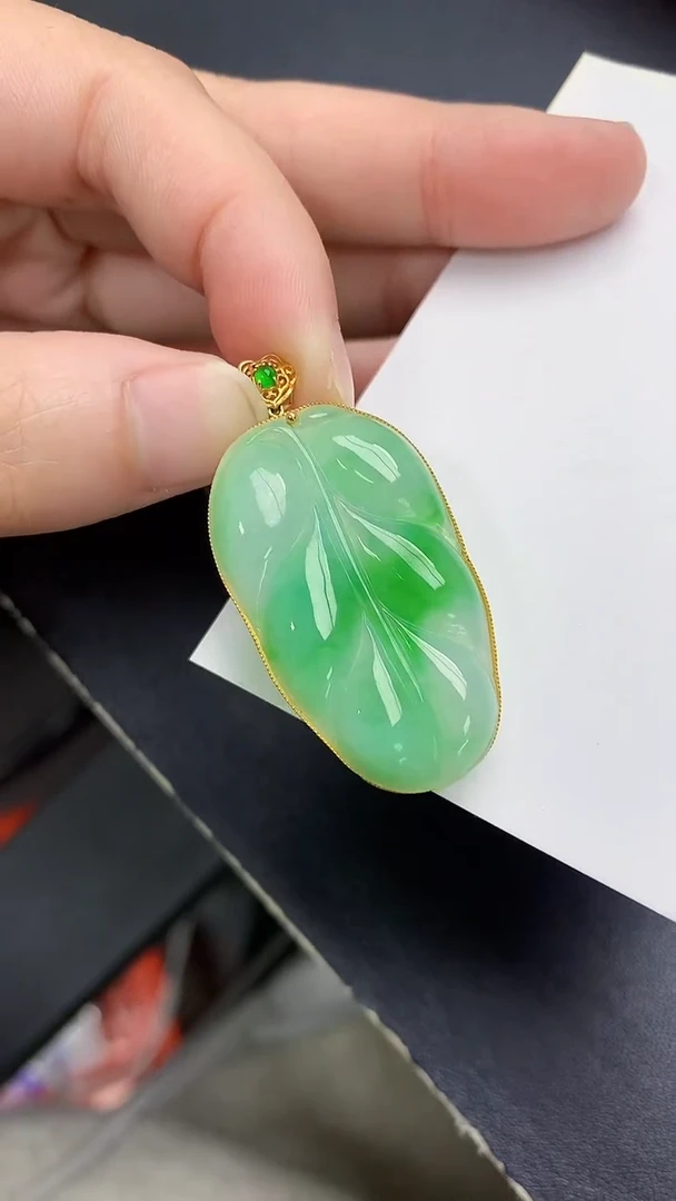 颈饰18K金镶嵌翡翠天然A货