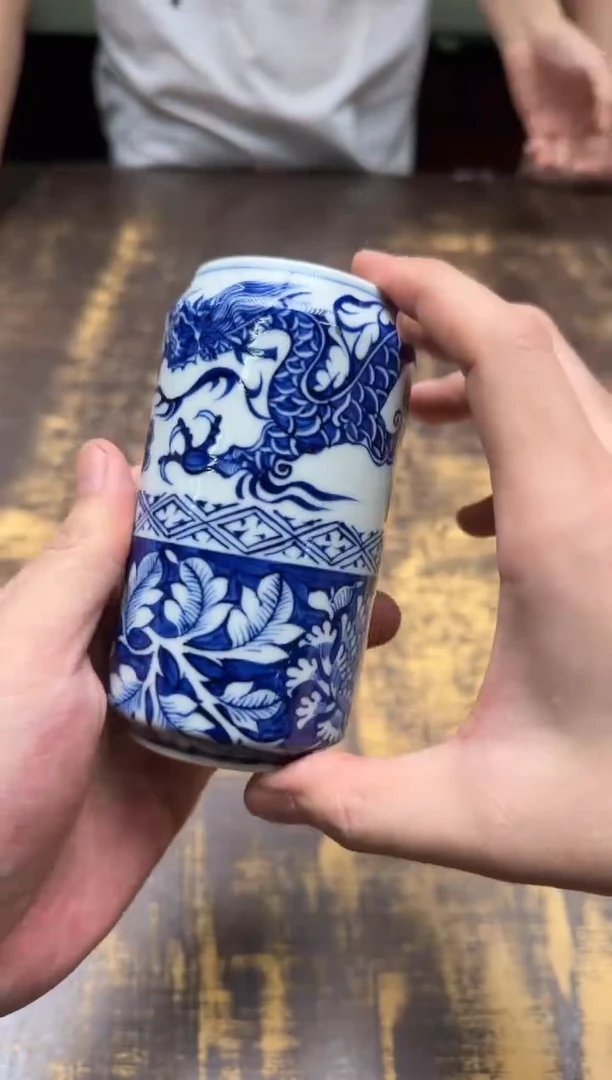 戏墨柴窑 蓝地牡丹龙纹易拉罐杯