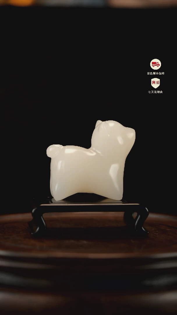 云南石荔枝白雕刻：旺旺小狗摆件