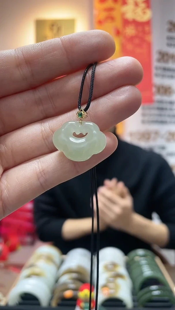 【闪购商品】和田玉颈饰18K金镶嵌翠底如意锁吊坠多样性发一件
