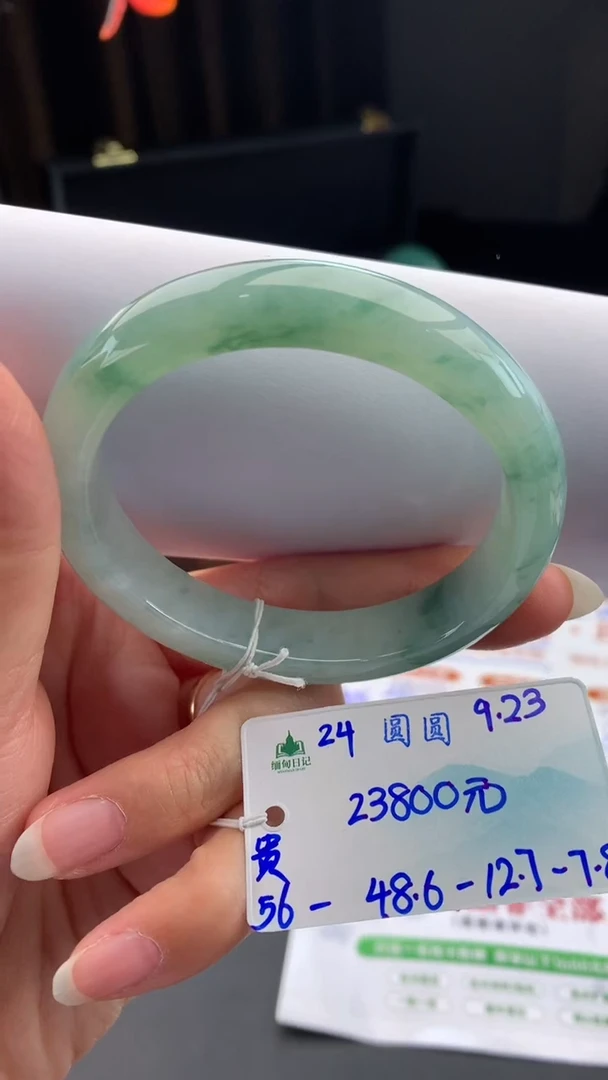 未镶嵌手镯翡翠自带#送人#，联系客服核对地址~