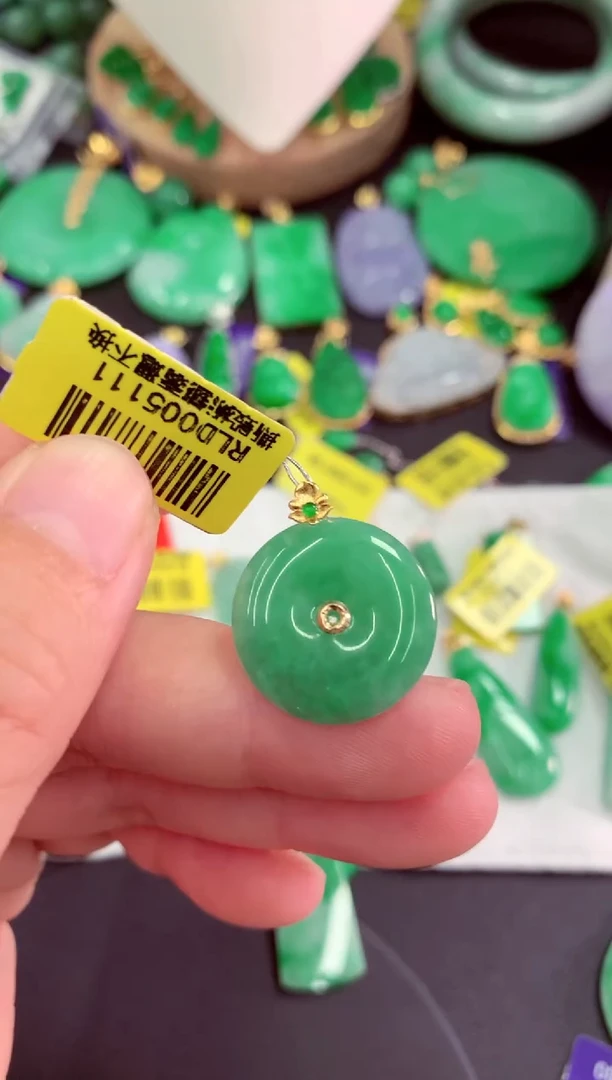 颈饰18K金镶嵌翡翠挂件