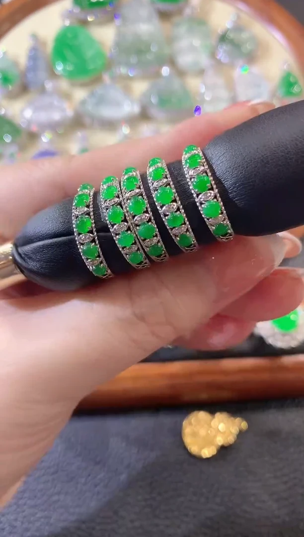 18K金镶嵌戒指翡翠A5 多样性发货一件