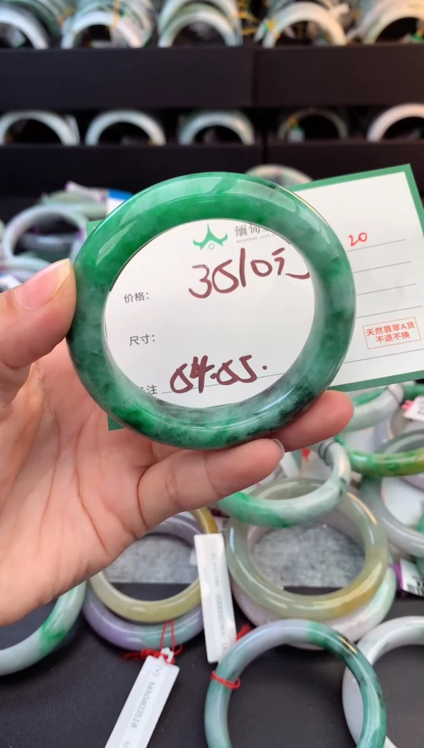 未镶嵌定制翡翠毛货需精细抛光+多人