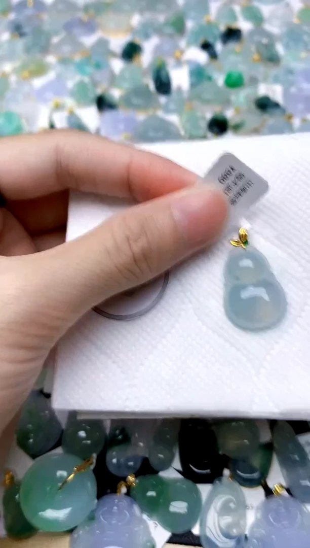 颈饰18K金镶嵌翡翠天然A货翡翠