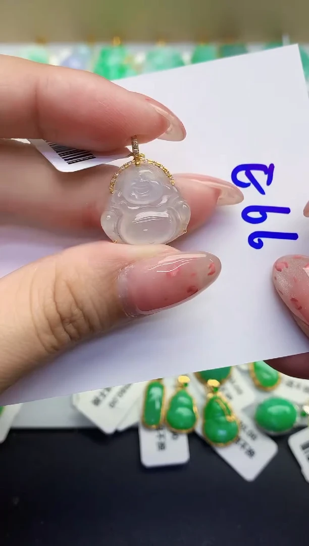 翡翠18K金镶嵌颈饰缅甸天然翡翠A货