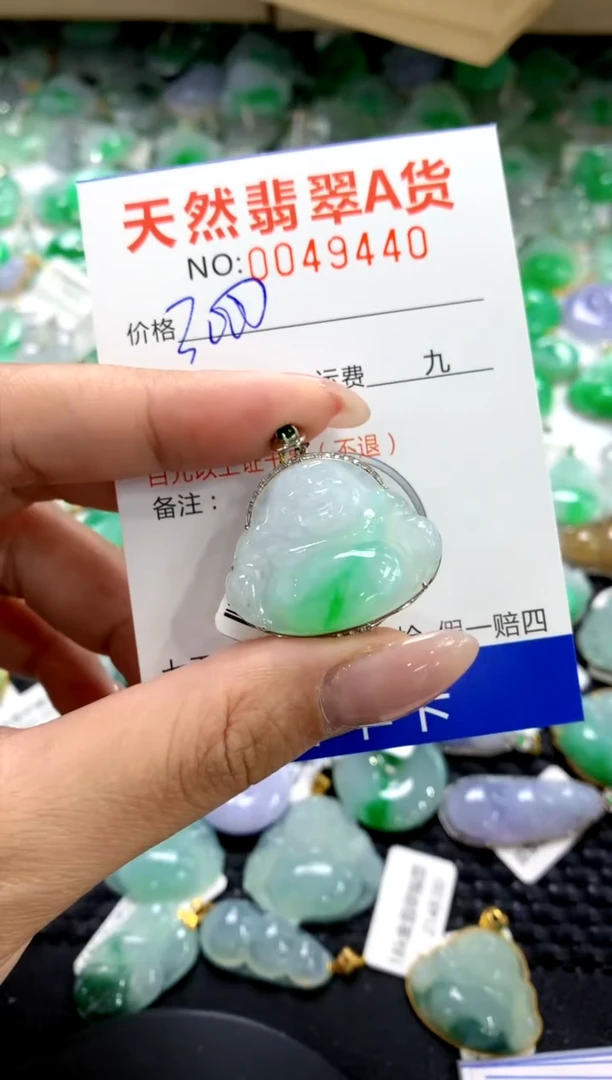 翡翠18K金镶嵌颈饰1111111111111111