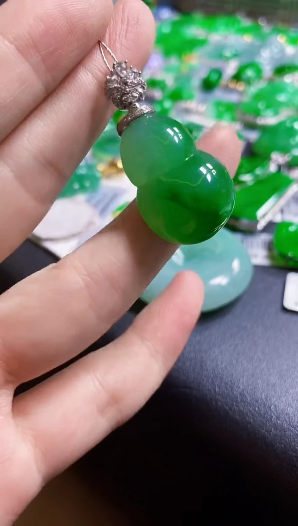 翡翠18K金镶嵌颈饰葫芦