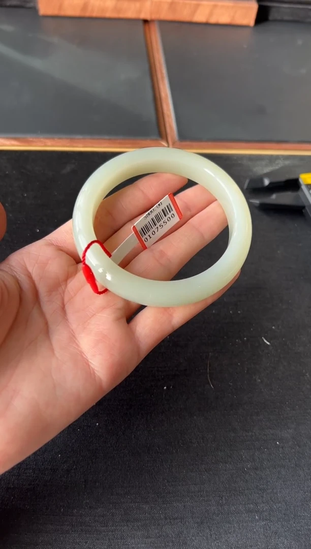 【闪购商品】和田玉手镯未镶嵌且末微色差近矿61