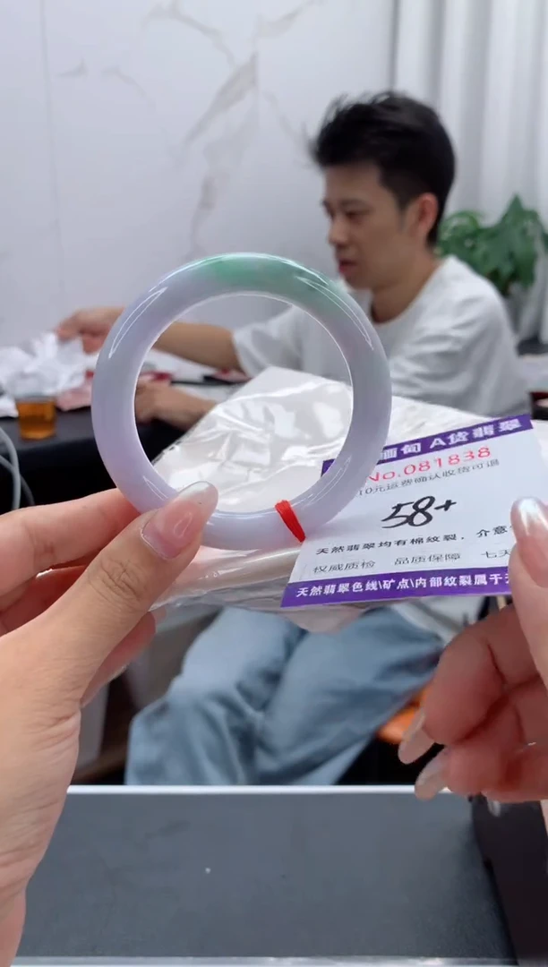 未镶嵌手镯翡翠有纹，完美者勿拍