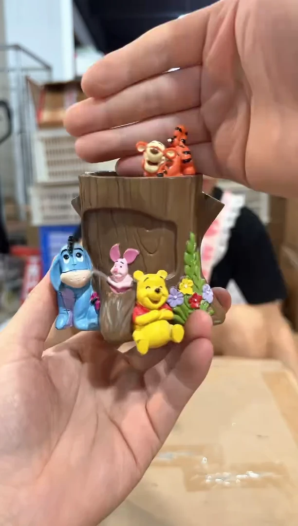 瓷片维尼树桩笔筒 树脂