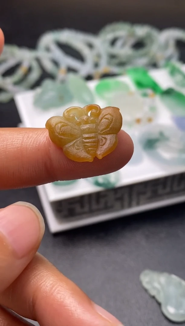 定制翡翠未镶嵌翡翠毛货多样性发其一