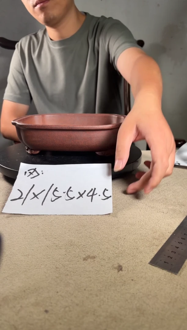 A宜兴紫砂小花盆