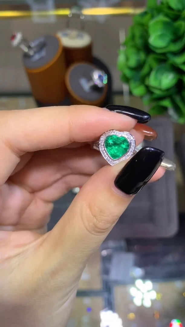 18K金镶嵌戒指祖母绿1.8CT