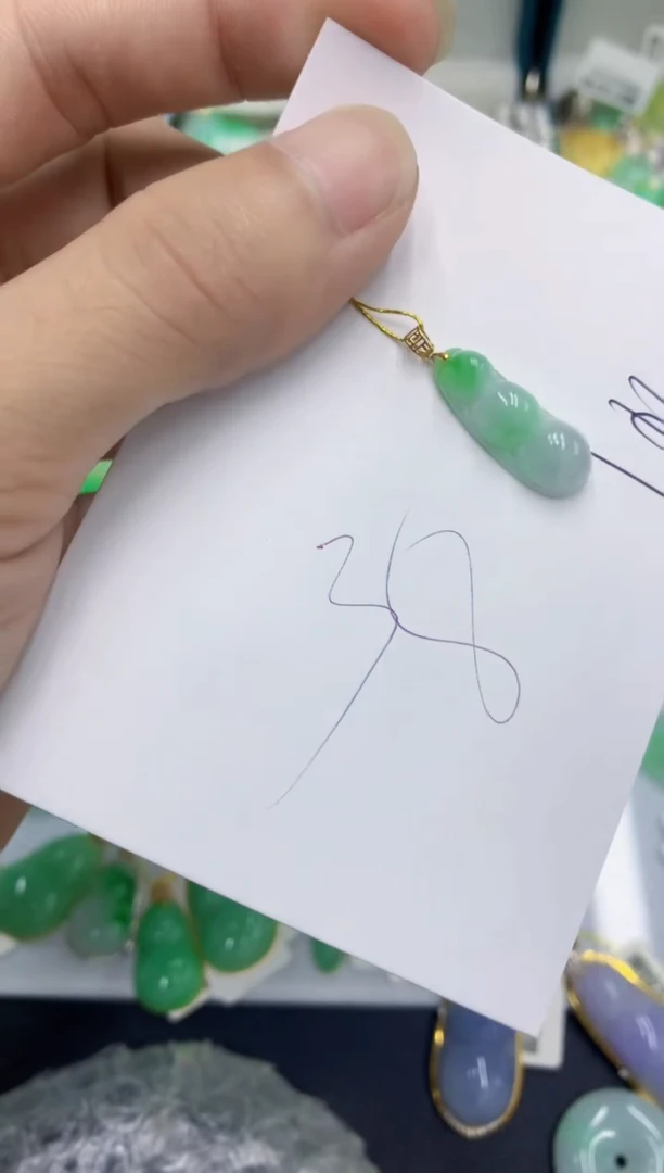 翡翠挂件18K金镶嵌翡翠