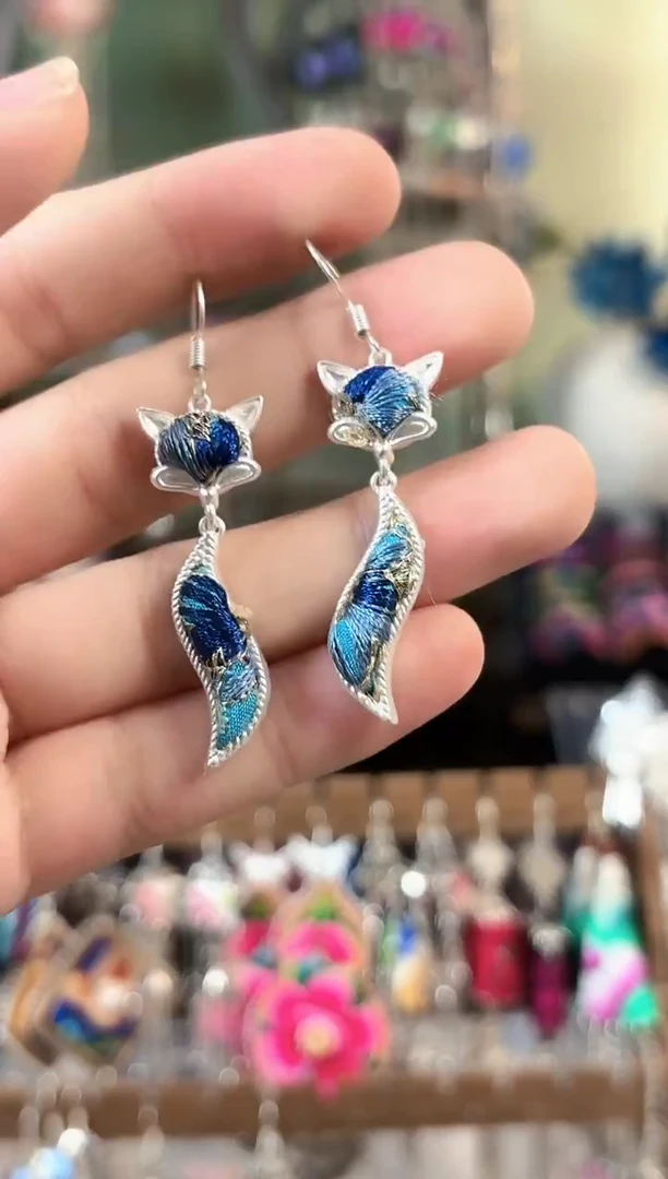 彩云南阁非遗老绣苗银饰品797