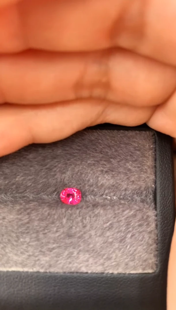 未镶嵌裸石定制尖晶石枕型 热粉色调 0.50ct