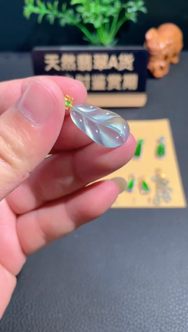 颈饰18K金镶嵌翡翠翡翠