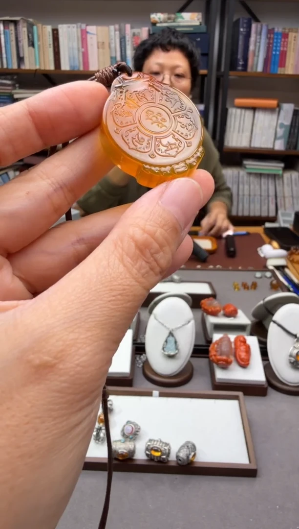 琥珀颈饰未镶嵌六字真言吊坠