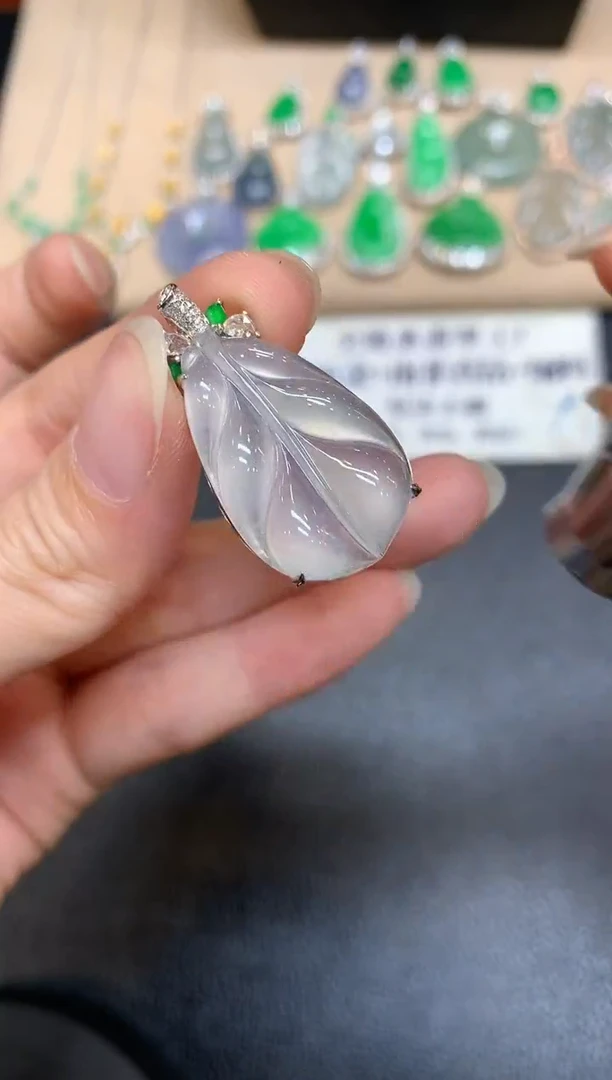 颈饰18K金镶嵌翡翠芭蕉叶【无服务费