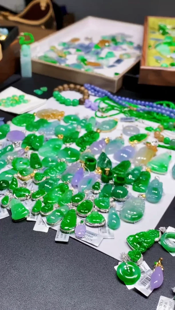 颈饰18K金镶嵌翡翠多样性发货发1