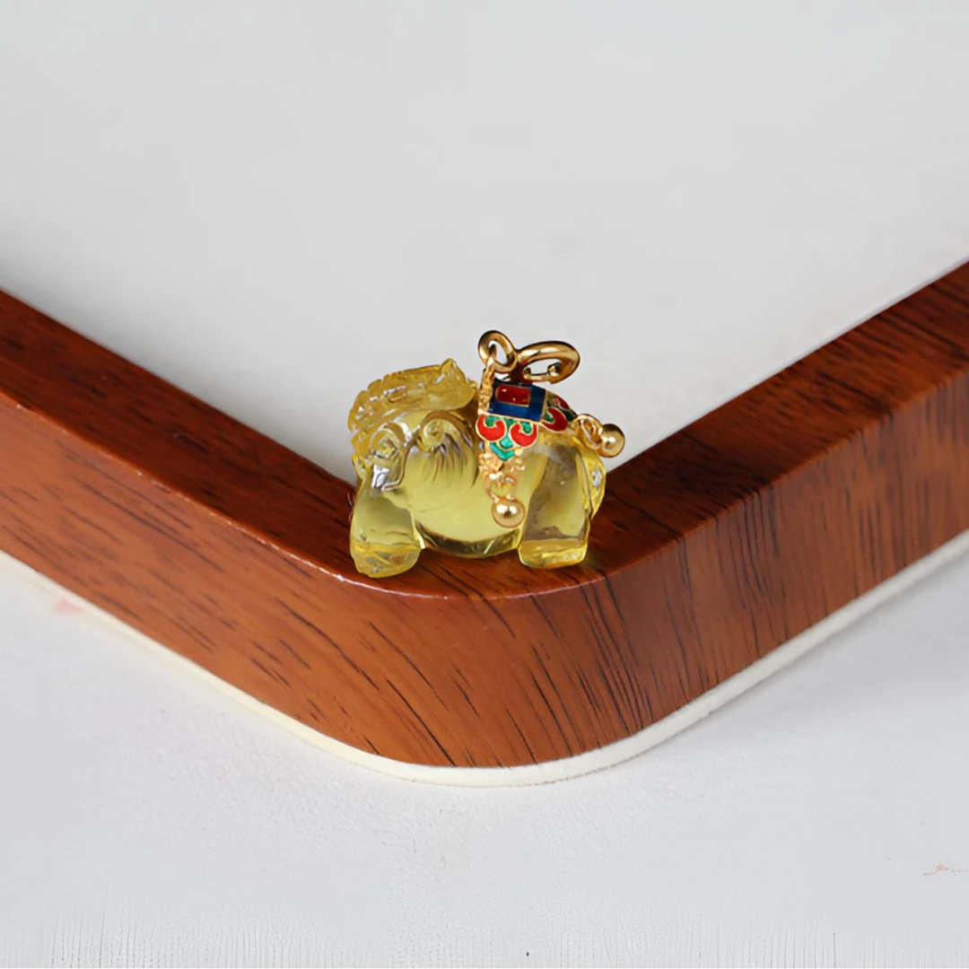 《顽石严选》天然原矿琥珀蜜蜡精工立体吉象侧挂S925银镶嵌