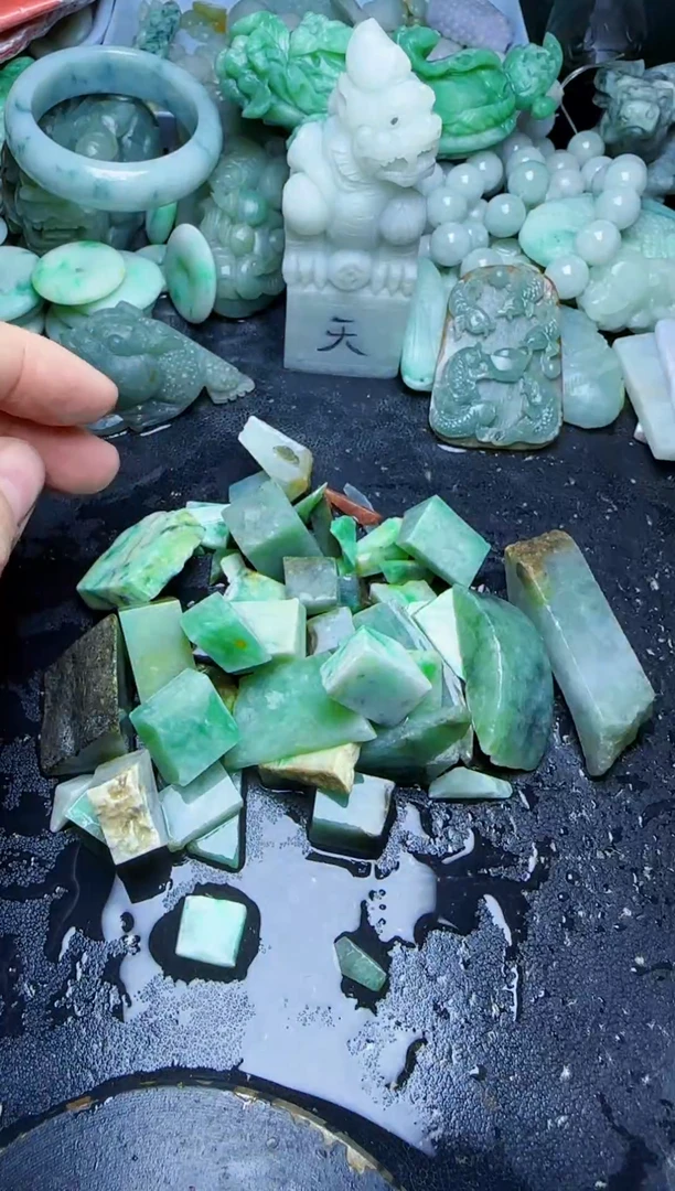 颈饰未镶嵌翡翠容*053