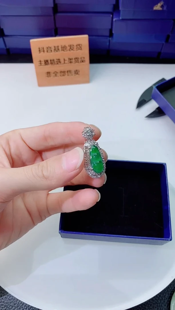 翡翠未镶嵌颈饰1111111