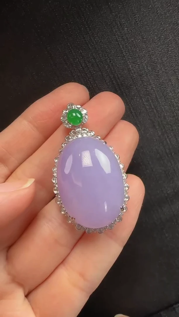 颈饰18K金镶嵌翡翠520蛋面一个