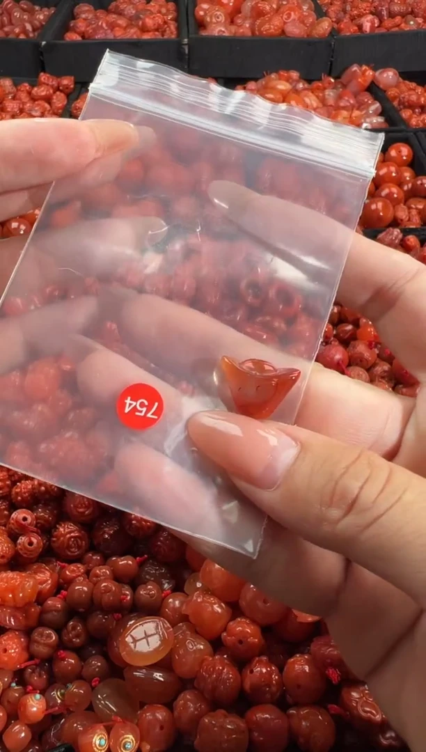 南红玛瑙未镶嵌颈饰1