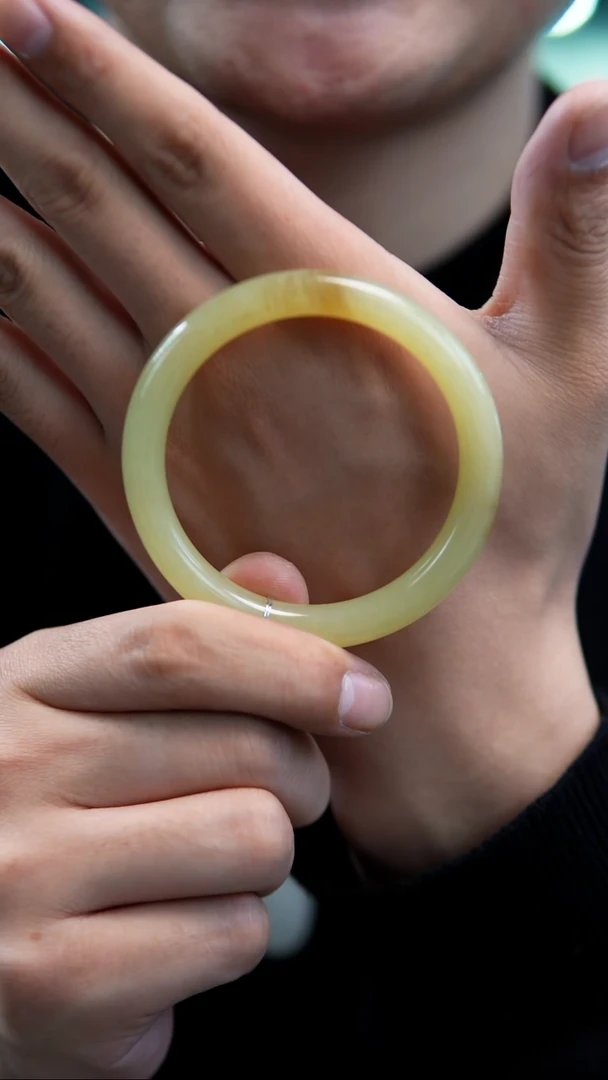 【闪购商品】和田玉手镯未镶嵌57黄玉一口糖