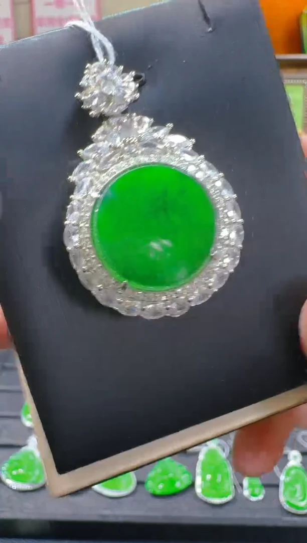 【闪购商品】翡翠吊坠(赠链)银S925镶嵌天然a货翡翠