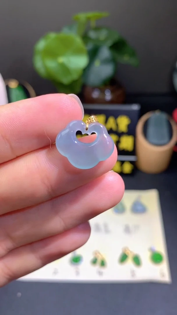 翡翠18K金镶嵌颈饰翡翠A货