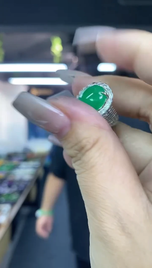 翡翠戒指未镶嵌多样性发其一颜色微差