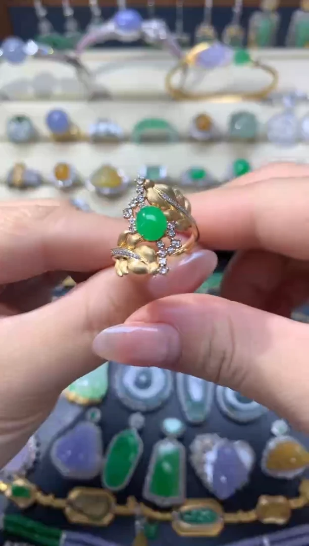 翡翠未镶嵌颈饰戒指