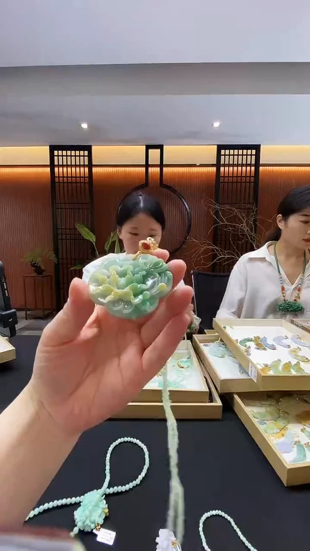 颈饰未镶嵌翡翠吊坠