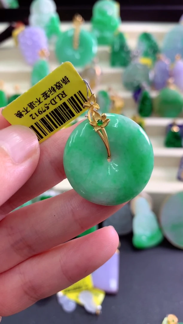 颈饰18K金镶嵌翡翠挂件