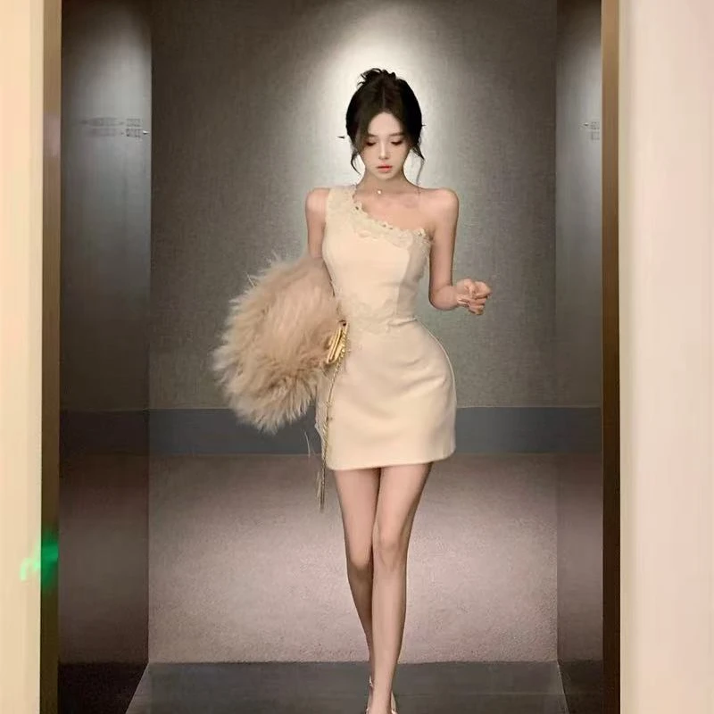 矜贵千金感气质仙女蕾丝拼接斜肩连衣裙