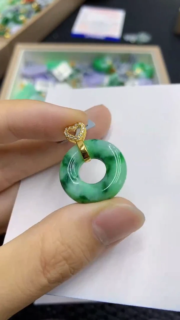 翡翠未镶嵌颈饰             8