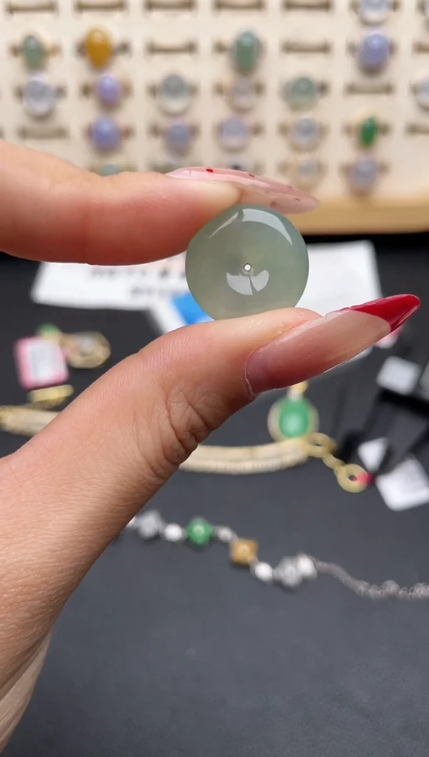 【闪购商品】翡翠吊坠(赠链)未镶嵌一物一证一礼盒