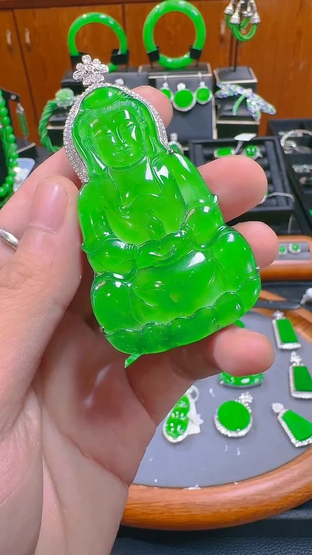 【闪购商品】翡翠吊坠(赠链)18K金镶嵌天然A货翡翠