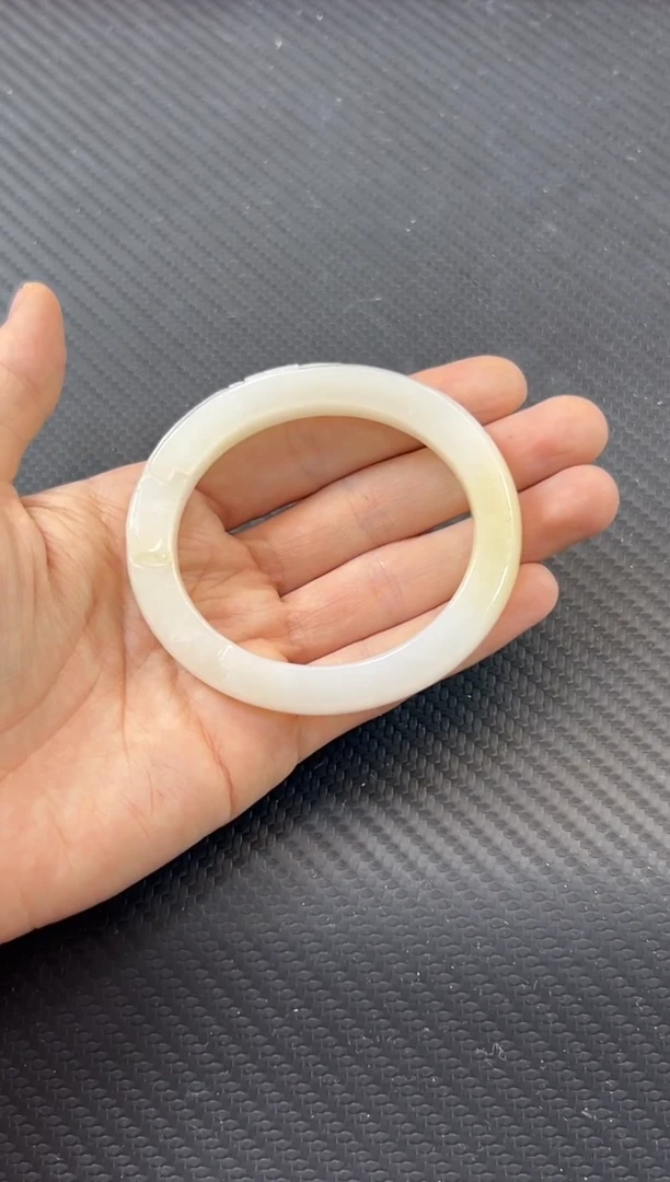 和田玉手镯未镶嵌且末黑山微色差手镯54M